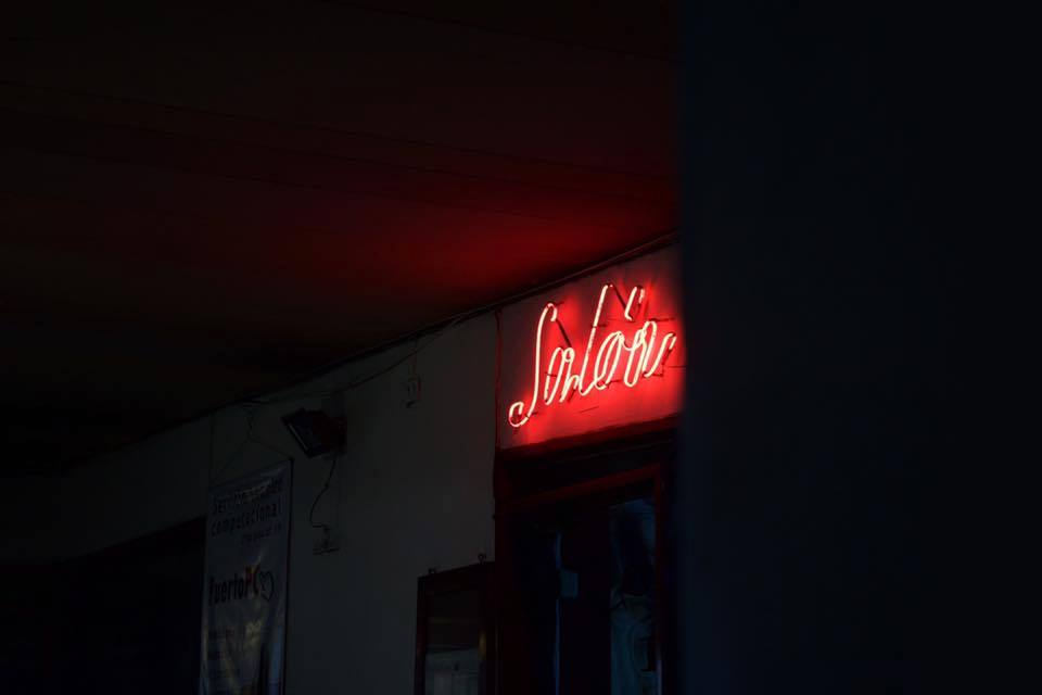Letrero luminoso al interior de un local. Imagen ganadora en Fotomaratón 2016