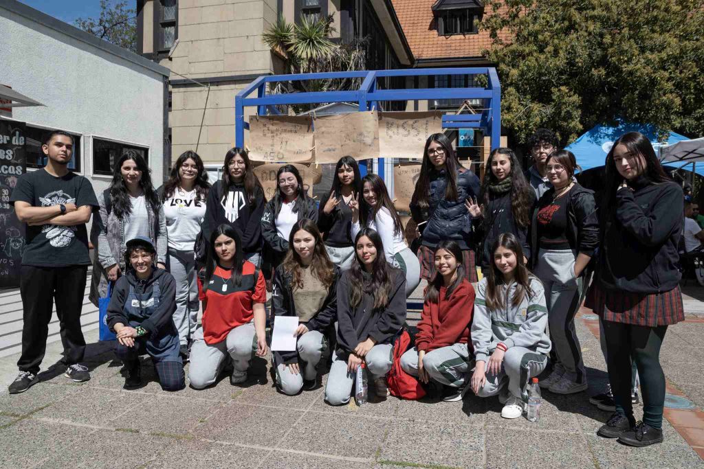 Estudiantes de Colegio Santo Domingo Lee Laseen en el patio de I.P. ARCOS Viña del Mar