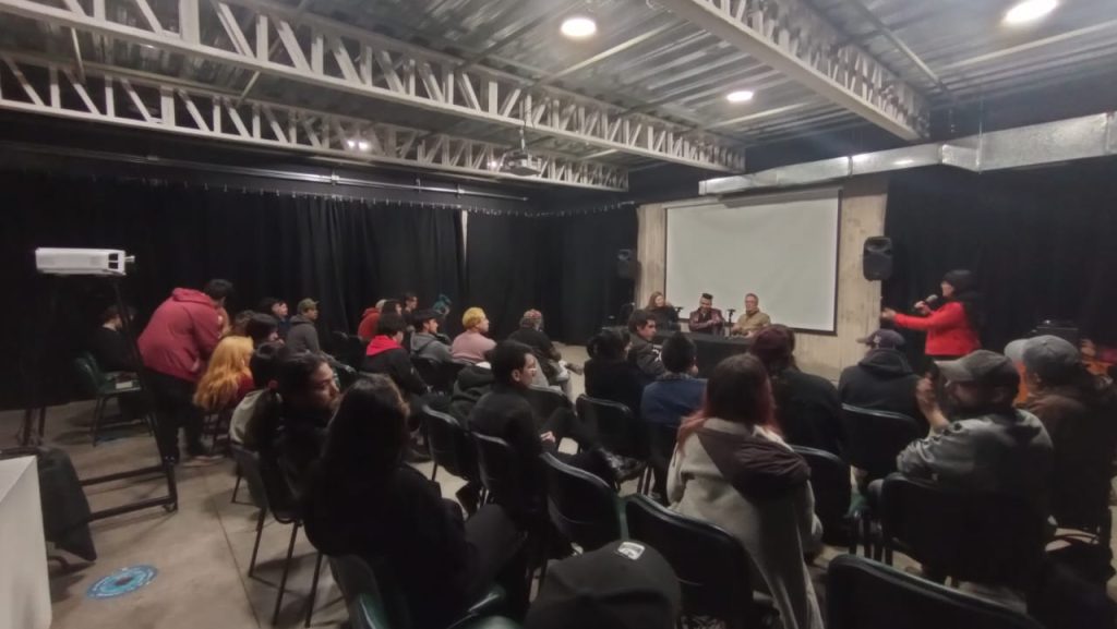 Estudiantes de ARCOS en el conversatorio con Betina Perut e Iván Osnovikoff sobre el reestreno de "El astuto mono Pinochet".