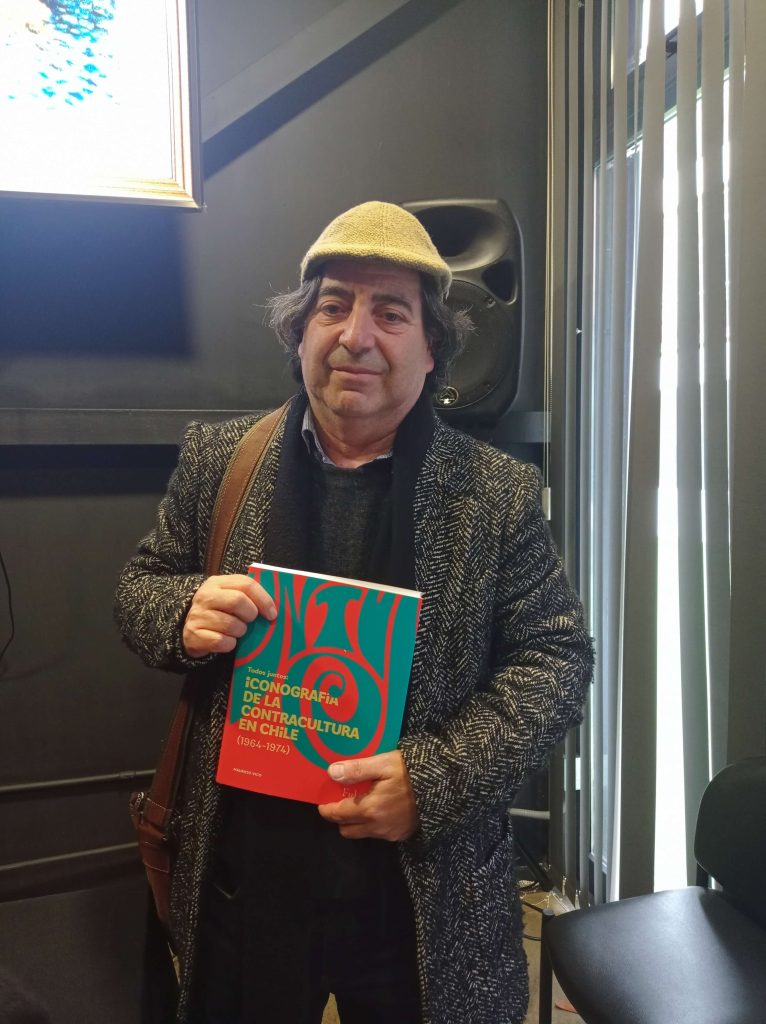 Mauricio Vico, autor de Todos juntos: Iconografía de la contracultura en Chile (1964-1974).