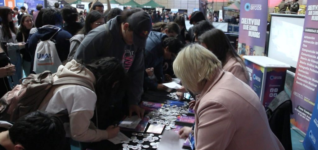 Jóvenes viendo el stand de ARCOS en la feria de Educación Superior en Penalolén