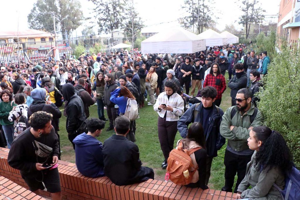 Alumnos del Instituto Profesional ARCOS en el patio de Casa Central en Peñalolén