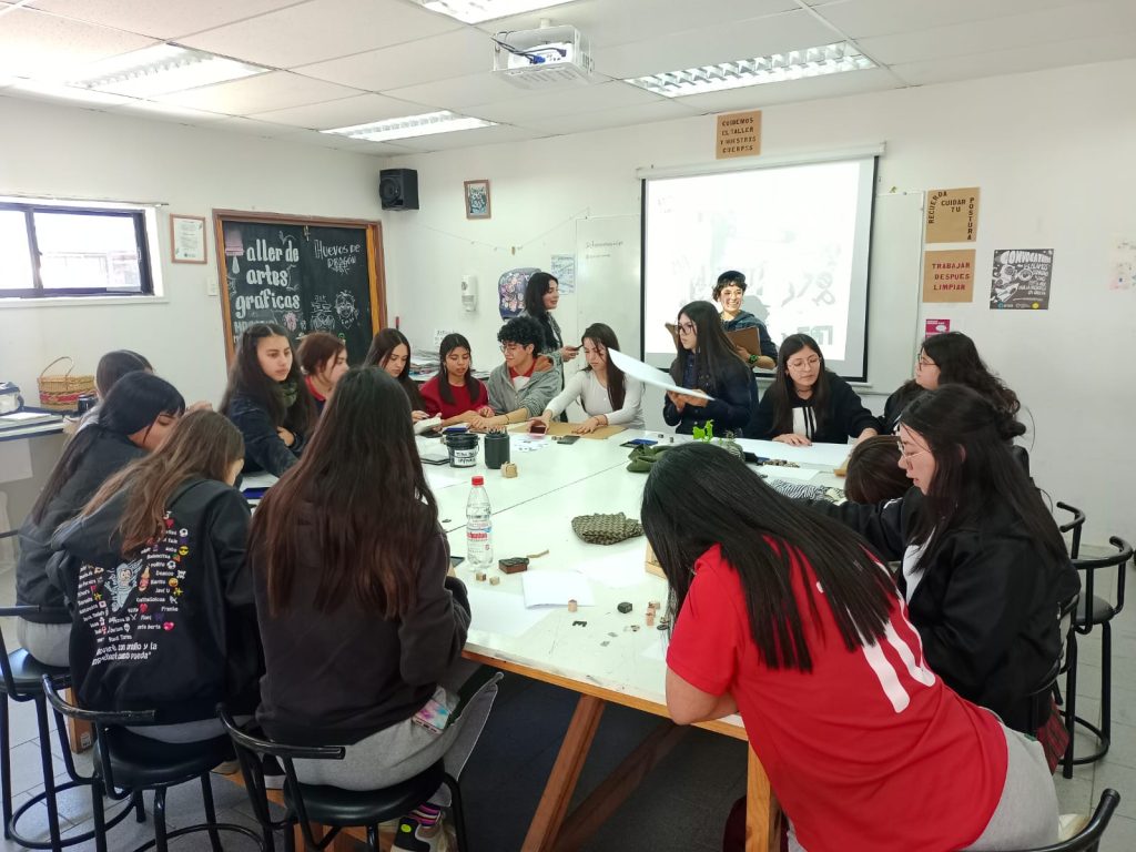 Estudiantes del Colegio Santo Domingo Lee Laseen asisten a Taller de Timbres y Poesía Visual