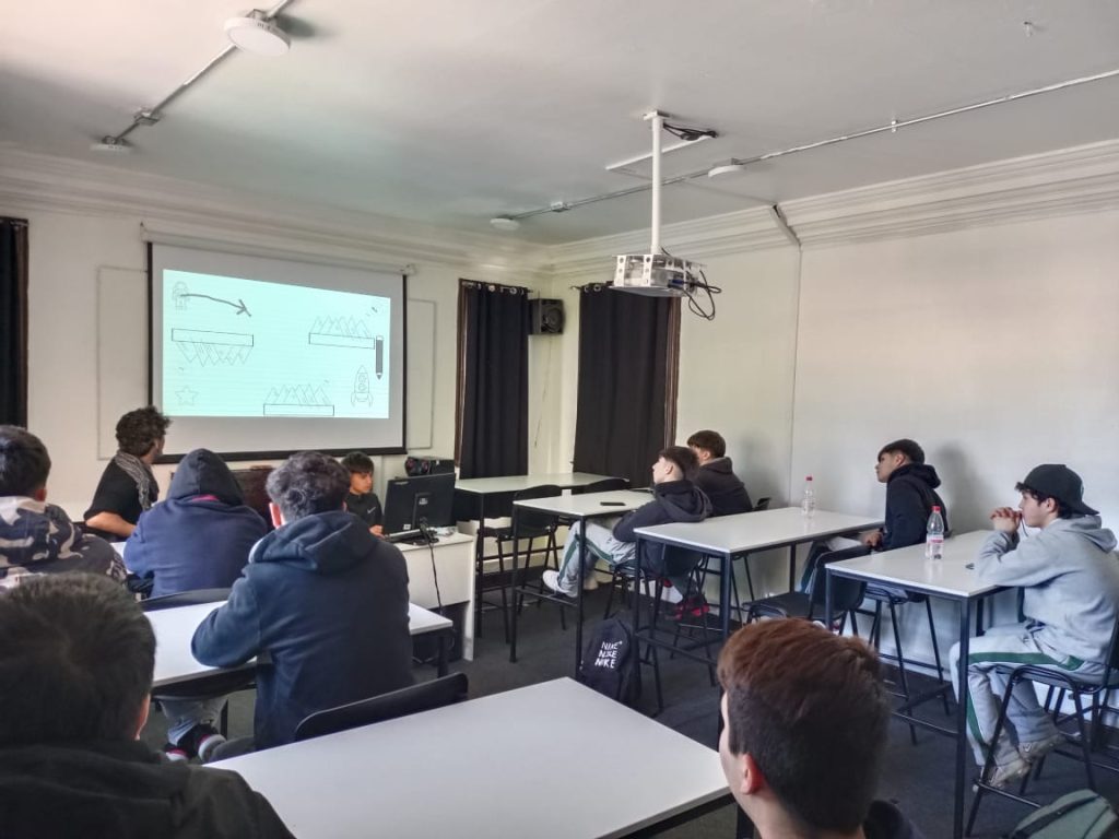 Estudiantes del Colegio Santo Domingo Lee Laseen asisten a demostración de Diseño de Videojuegos