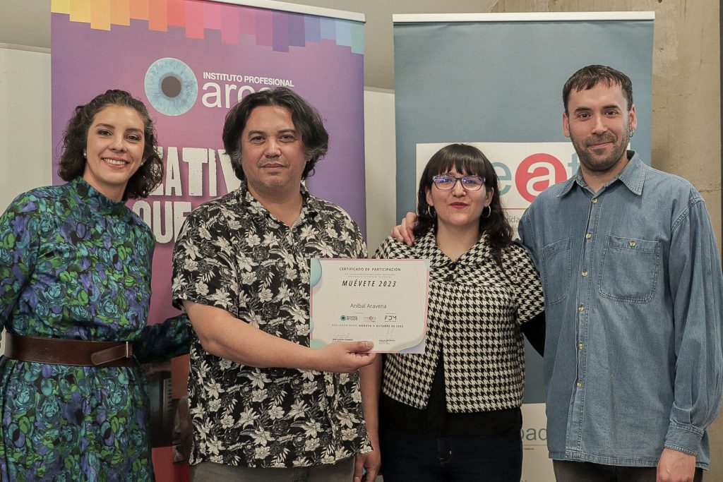 Aníbal Aravena, ganador del segundo lugar de Incubadora CREATE junto al equipo CREATE y la directora de Fábrica de Medios