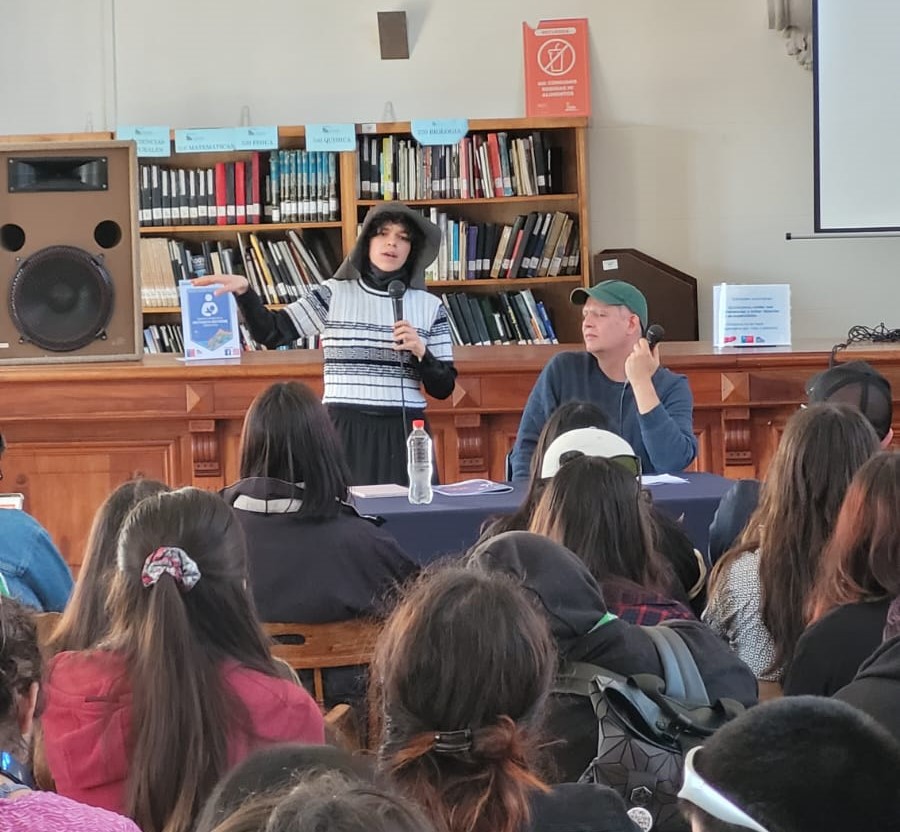 Petra Sánchez, docente de ARCOS, en el cierre de exposición “Viñetas de mar y valle" en Biblioteca Severín.