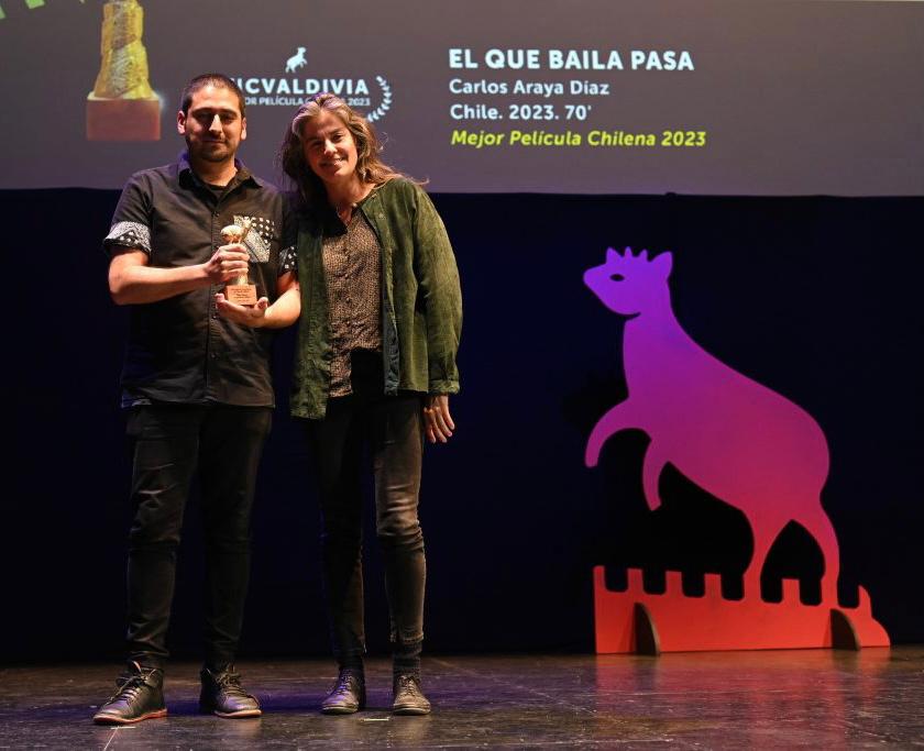 Carlos Araya docente de ARCOS, recibiendo el premio a Largometraje Chileno en el Festival Internacional de Cine de Valdivia