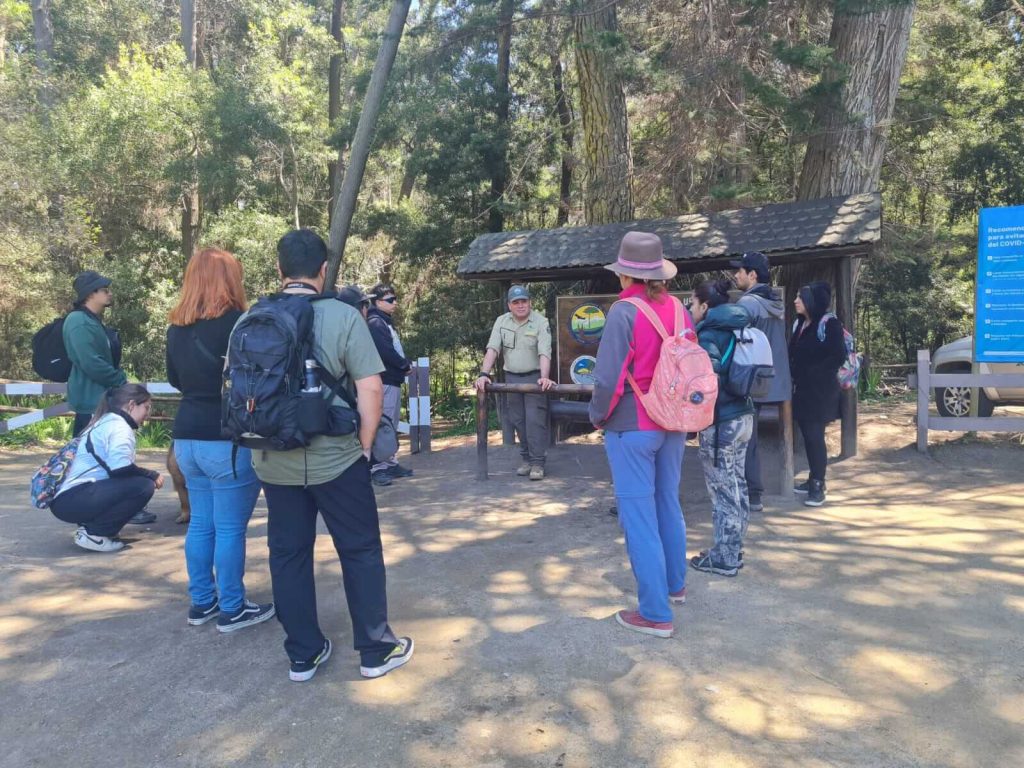 Estudiantes de Turismo Sustentable en el Santuario de la Naturaleza Ruta de las Piedras