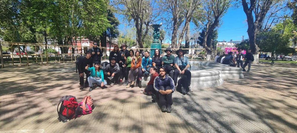 Estudiantes de Turismo Sustentable en la plaza de Armas comunal