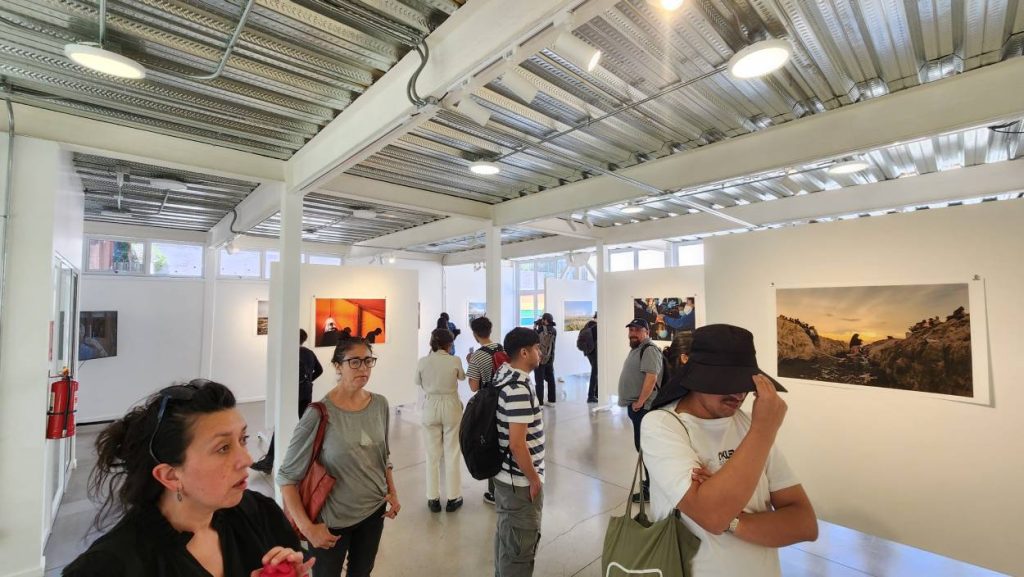Asistentes a la inauguración de Zona Migratoria, exposición de Ailen Díaz Escobar, en la Fotogaleriarcos