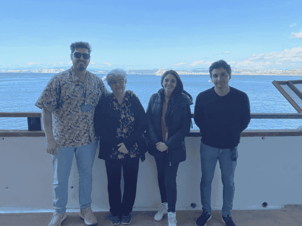 De izquierda a derecha: Lincoln Vergara, productor de ARCOS en la región de Valparaíso; Soledad Fernández, representante del Teatro Odeón; Loreto Aravena, jefa de Vinculación con el Medio de ARCOS en la región; Javier Donoso, representante del Teatro Odeón.