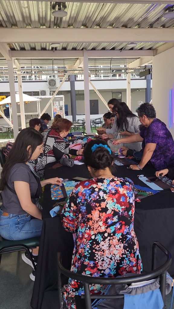 Taller de arpilleras en el Encuentro de Artes, Oficios y Emprendimientos en ARCOS