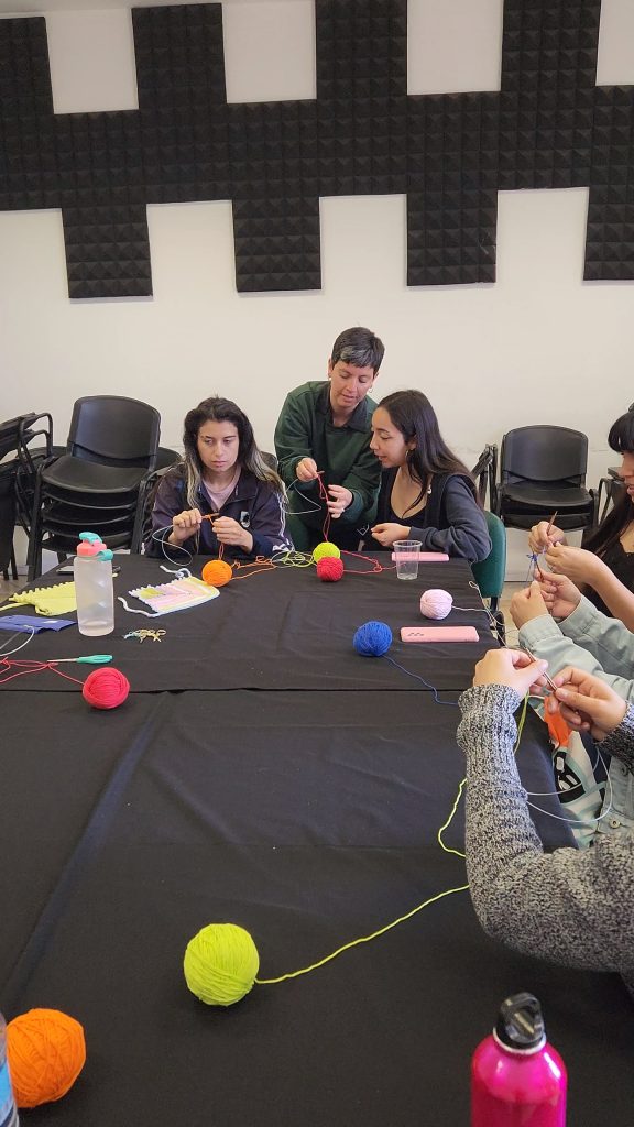 Taller de tejido a palillo a cargo de Hebra Heredera en ARCOS, durante el Encuentro de Artes, Oficios y Emprendimientos.