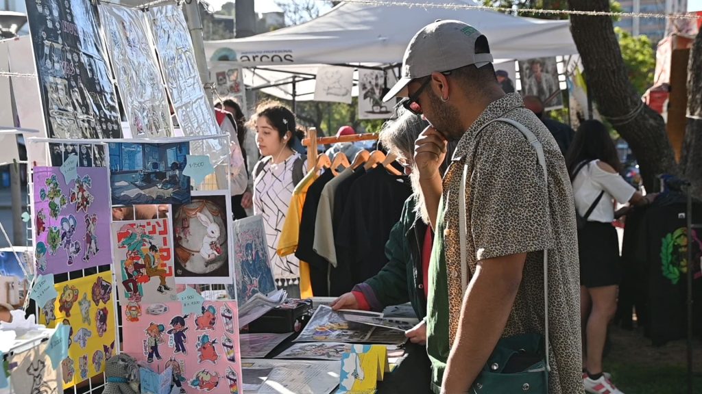 Asistentes disfrutan de la feria de arte en Sacapuntas 2023