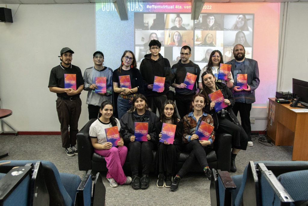 Foto grupal de los/as asistentes al lanzamiento de la revista CONECTADAS