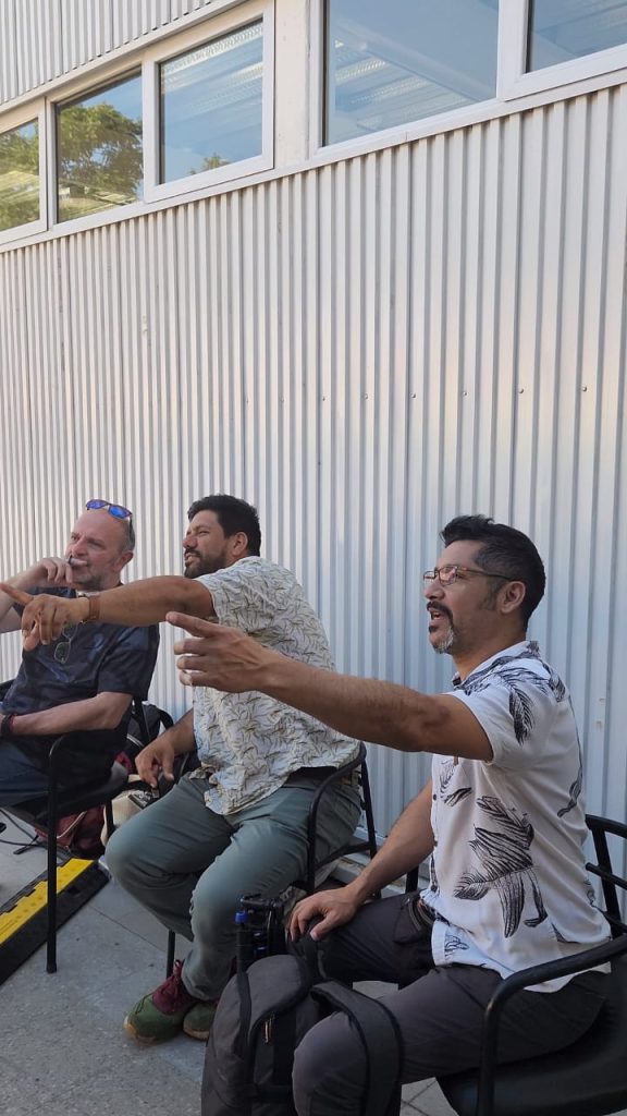 Carlos Doren, Claudio Echegoyen y Luis Román, docentes de la Escuela de Cine y Audiovisual evaluando programa