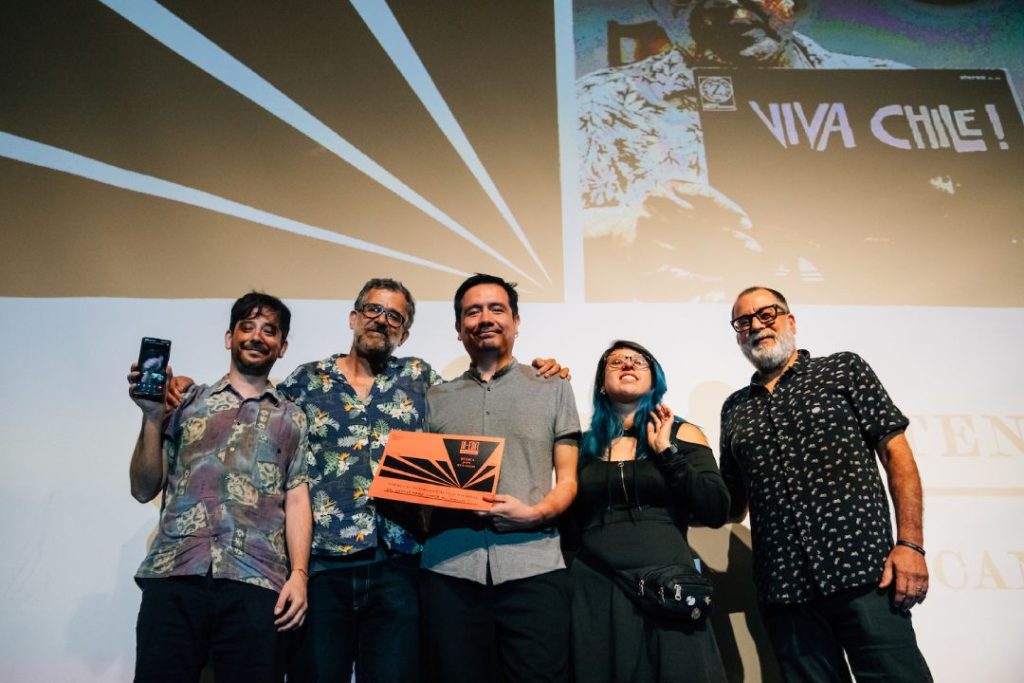 El equipo de "En septiembre canta el gallo", documental ganador al Mejor Documental Nacional del XIX IN-EDIT Chile