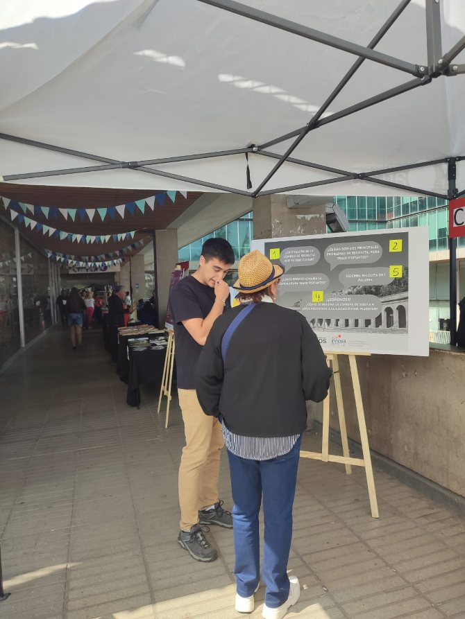 Estudiante de Turismo Sustentable ARCOS, explicando sobre el proyecto