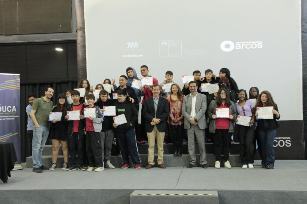 Estudiantes del Centro Educacional Mariano Egaña recibiendo su diploma
en Festival interescolar de Cine en ARCOS