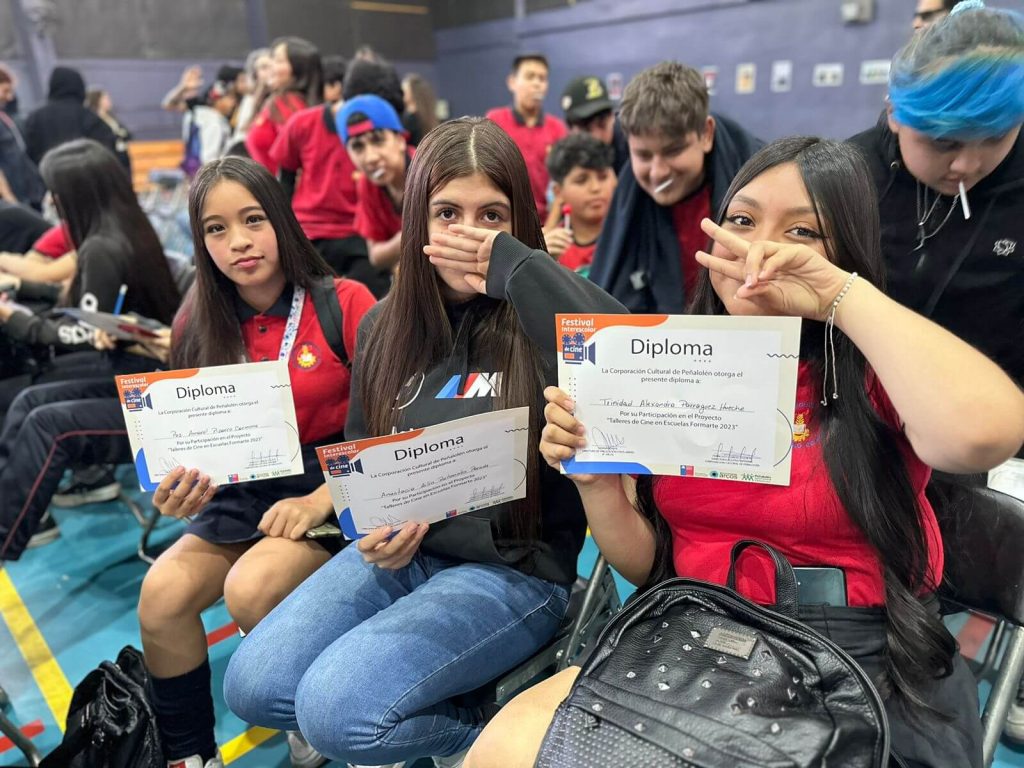 Estudiantes del Centro Educacional Mariano Egaña con su diploma en el Festival interescolar de Cine en ARCOS