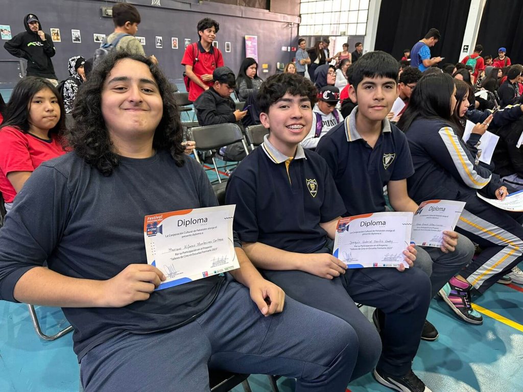 Estudiantes del Liceo Tobalaba con su diploma en el Festival Interescolar de Cine en ARCOS