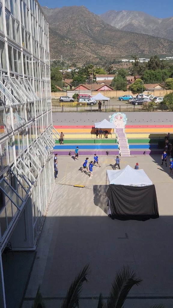 Estudiantes de Comunicación Audiovisual se toman el patio de Casa Central Peñalolén para realizar un campeonato de quemadas en vivo a modo de examen final