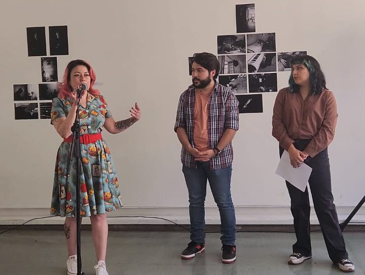 Zaida González, junto a los estudiantes André Muñoz y Paulina Villar en la inauguración de la exposición Ocaso