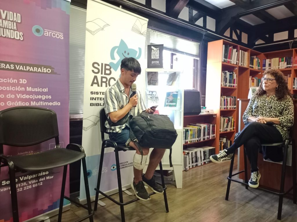 Estudiante lee sus relatos en actividad realizada en la Biblioteca de ARCOS Viña del Mar