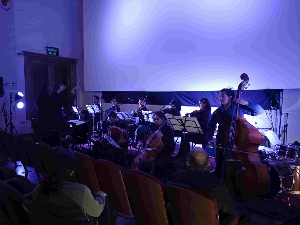 Fotografía de uno de los estudiantes de Composición Musical que se presentó en Insomnia Teatro Condell