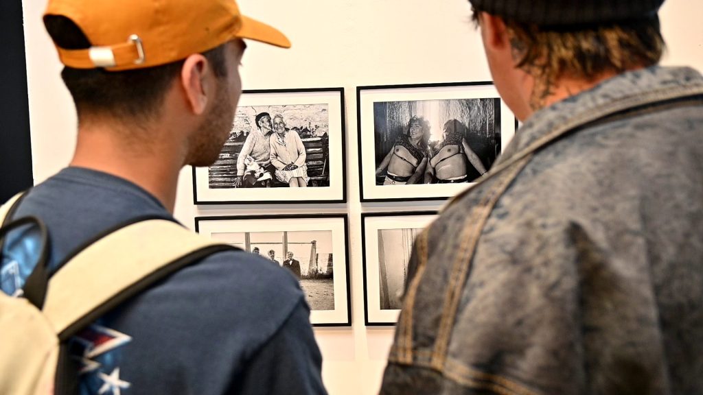 Estudiantes de I.P. ARCOS observan la exposición "Archivo Imperfecto" de Paz Errázuriz y Ángeles Donoso Macaya en ARCOS Valparaíso.