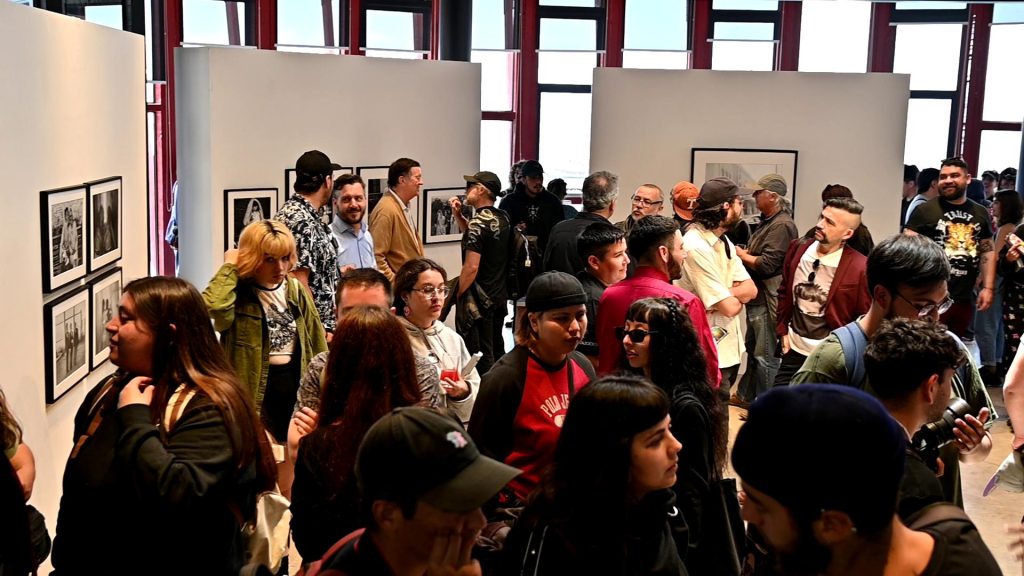 Asistentes en la inauguración de la exposición "Archivo Imperfecto" de Paz Errázuriz y Ángeles Donoso Macaya en ARCOS Valparaíso.