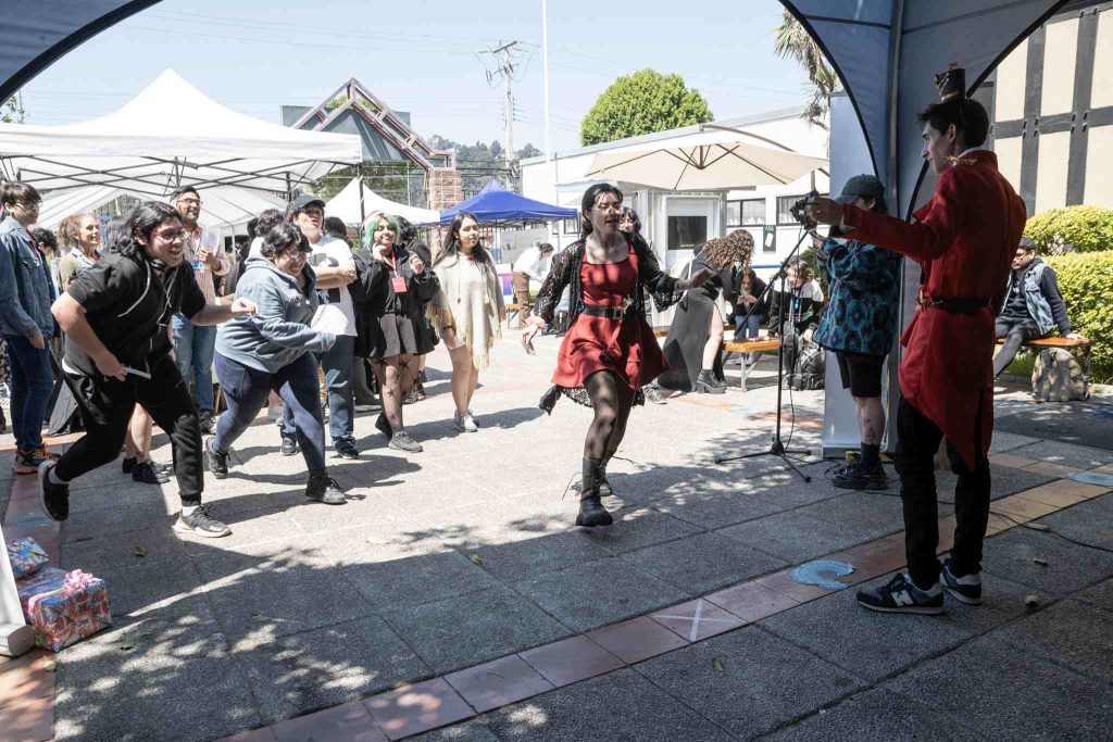 Estudiantes de ARCOS Viña del Mar participan de la dinámica Trivia en la Feria Navideña 