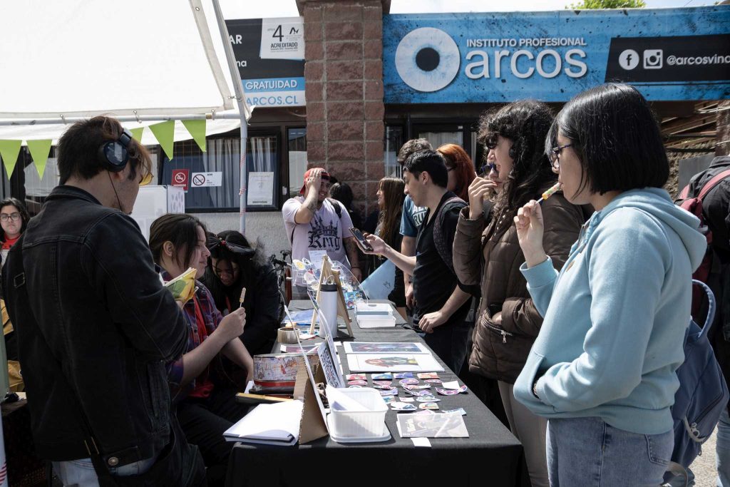 Asistentes a la Feria Navideña disfrutan de los stands en ARCOS viña del Mar