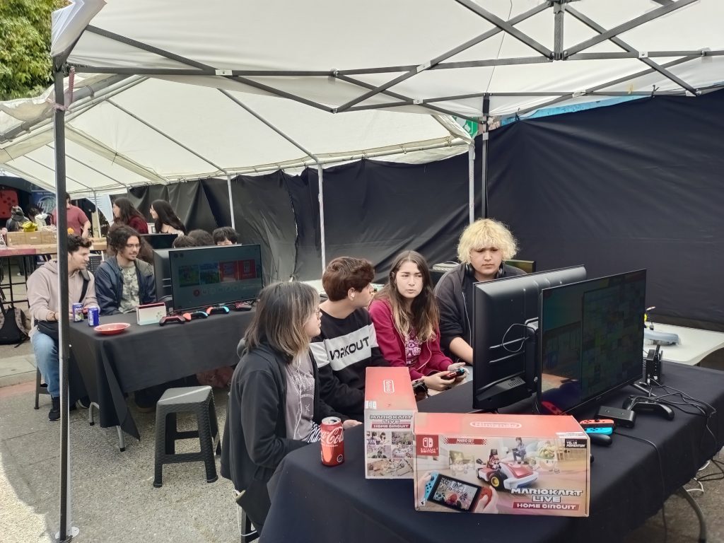 Asistentes de Game Verse organizado por estudiantes de la carrera Técnico en Gestión y Producción de Eventos prueba videojuegos en ARCOS Viña del Mar