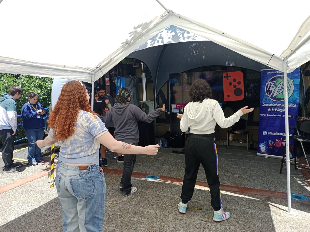 Asistentes de Game Verse organizado por estudiantes de la carrera Técnico en Gestión y Producción de Eventos juegan Just Dance en ARCOS Viña del Mar