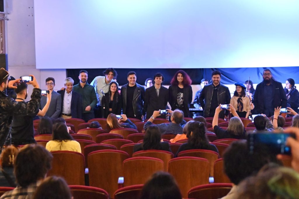 Fotografía de las/os estudiantes de Composición Musical que se presentaron en Insomnia Teatro Condell