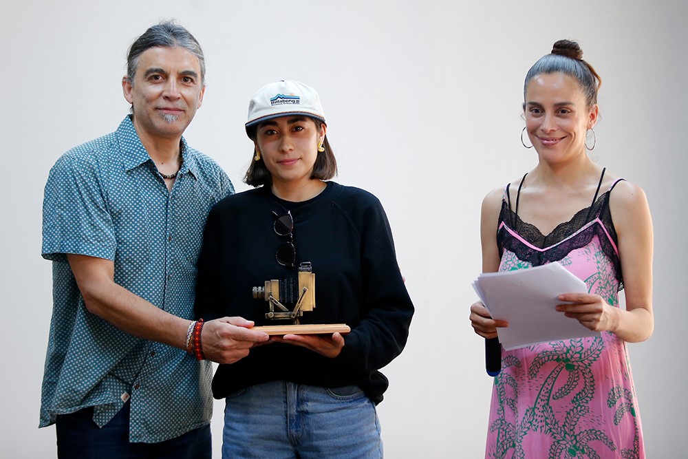 Ailen Díaz recibe su premio en ceremonia FotoPrensa 2023 