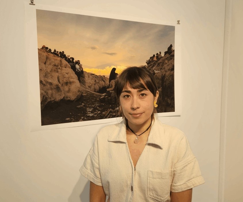 Ailen Díaz posa junto a la fotografía ganadora.