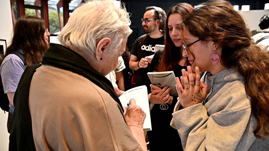 Paz Errázuriz junto a estudiantes de I.P. ARCOS en la inauguración de su exposición "Archivo Imperfecto" en ARCOS Valparaíso.