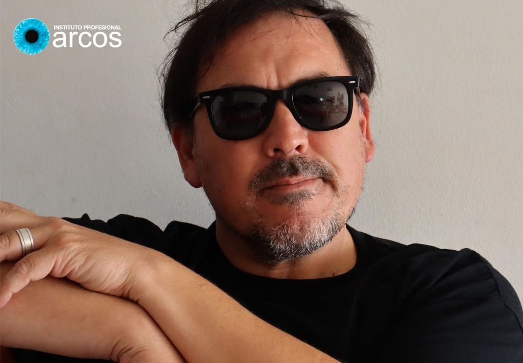 César Pincheira, profesor de la carrera de Fotografía de I.P. ARCOS Viña del Mar quien será jurado del Premio Periodismo de Excelencia 2023 en categoría digital, del Departamento de Periodismo de la Universidad Alberto Hurtado.