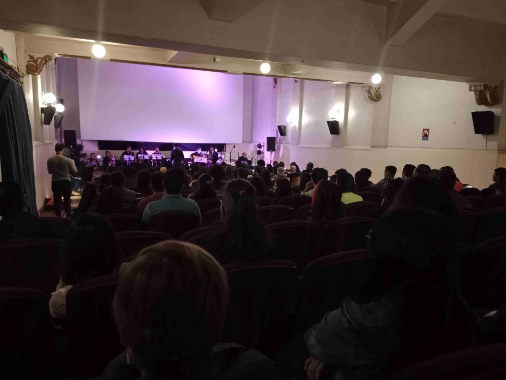 Público asistente a la presentación de las/os estudiantes de Composición Musical que se presentaron en Insomnia Teatro Condell