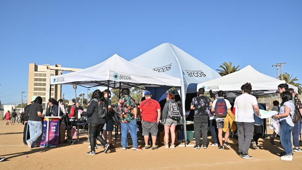 Stand del Instituto Profesional ARCOS de la región de Valparaíso en Festival Rockódromo 2023