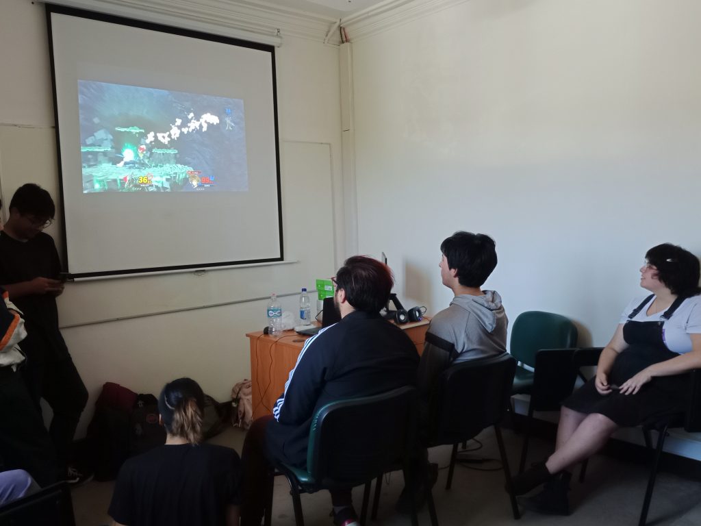 Asistentes de Game Verse organizado por estudiantes de la carrera Técnico en Gestión y Producción de Eventos compiten en el torneo de Super Smash Bros en ARCOS Viña del Mar