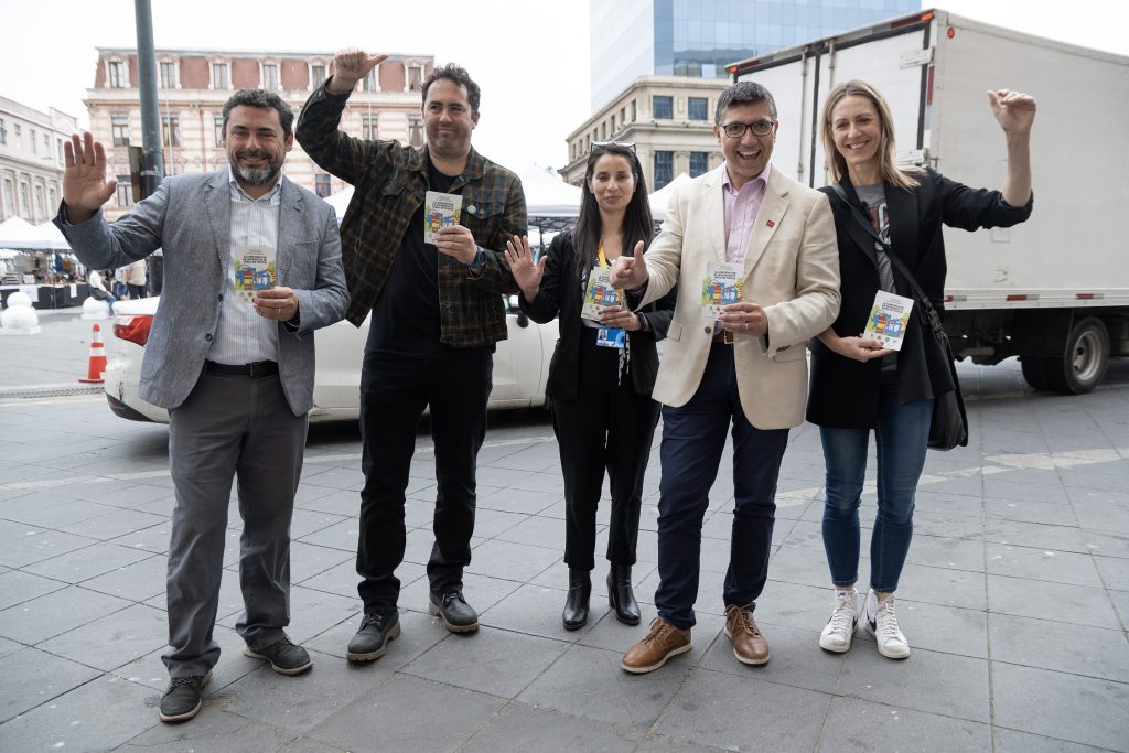 De izquierda a derecha: Francisco Godoy, gerente general Corporación Regional de Turismo; Mauricio Cifuentes, coordinador general de Valparaíso Creativo; Catalina Córdova, encargada regional del Departamento de Prevención de Riesgos de ARCOS; Marcelo Vidal, director de Sernatur; y Karen Lein, presidenta de la Asociación Gremial de Hoteles de Valparaíso.