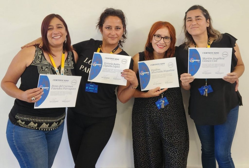 Rosa Faundez, Nora , Paulina Ahumada y Marión Gómez, recibiendo su diploma por participar en charla de inclusión laboral