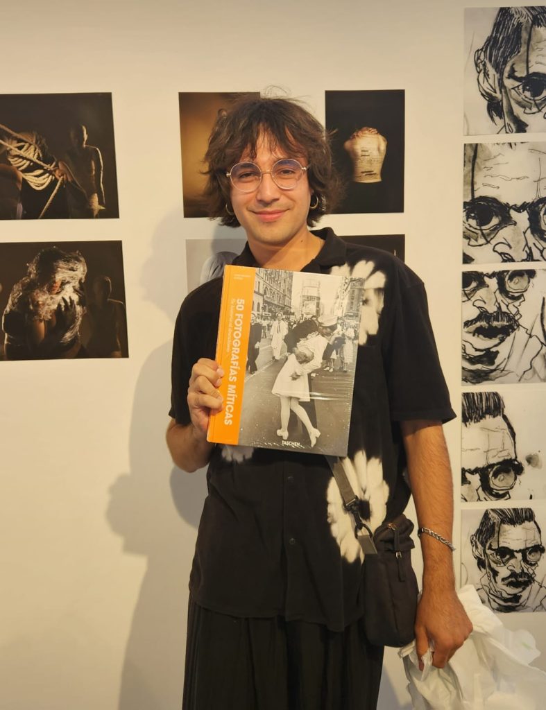 Gonzalo Alves, recibiendo su reconocimiento por parte de la Escuela de Fotografía en la Inauguración de emergentes 2024