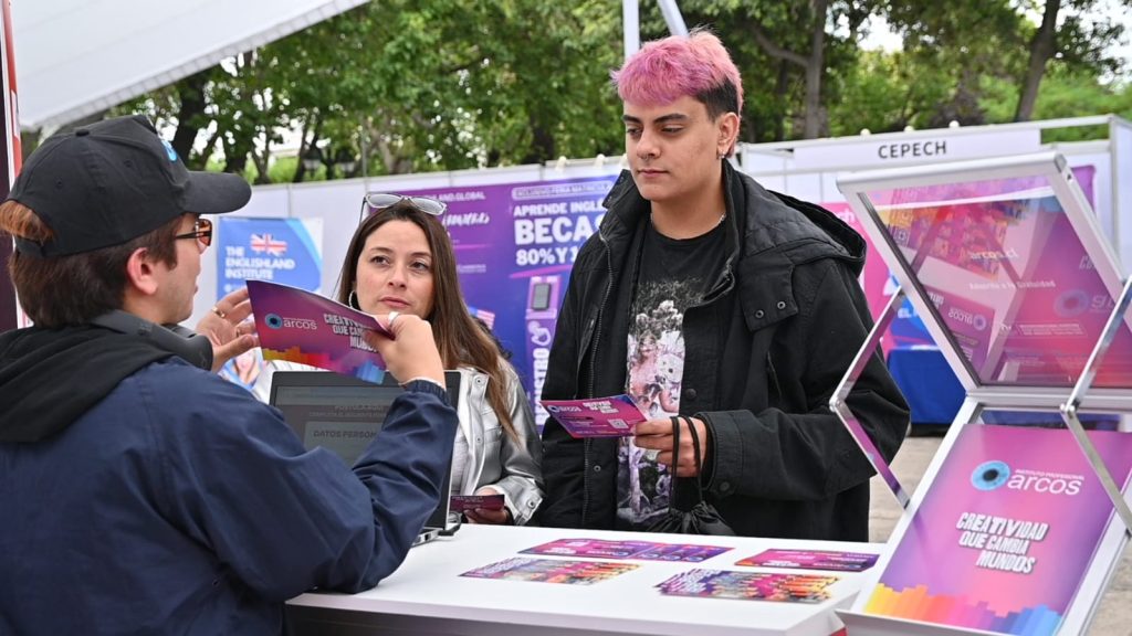 Asistentes a la Feria de Postulación y Matrícula de Educación Superior piden información sobre la oferta académica de I.P. ARCOS