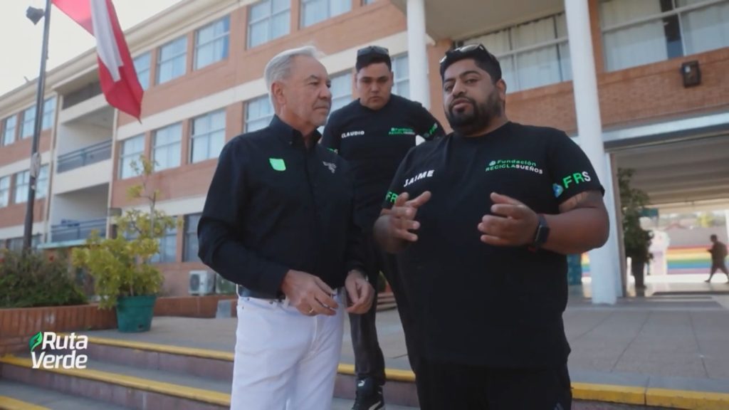 Eliseo Salazar junto a Jaime Estay en el frontis de la Casa Central del Instituto Profesional ARCOS