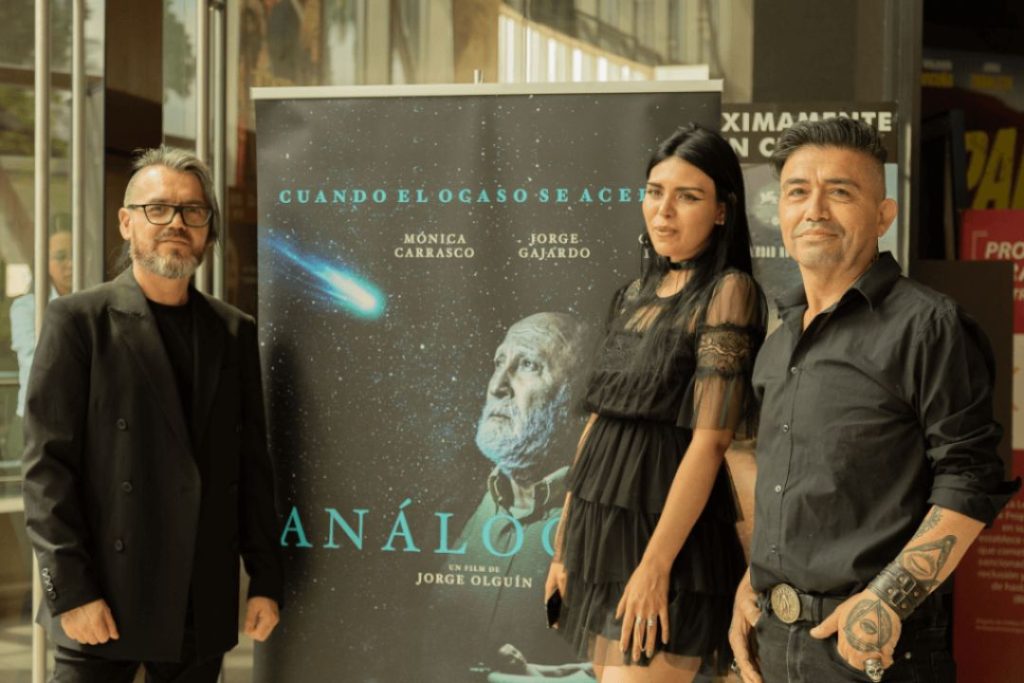 Jorge Olguín, director de Análogos, junto a la productora Carol Campos y Miguél Ángel Vidaurre, director de la Escuela de Cine y Audiovisual de I.P. ARCOS.