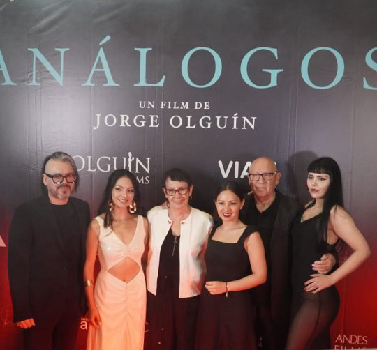 Jorge Olguín, Cindy Díaz, Mónica Carrasco, ministra Carolina Arredondo, Jorge Gajardo y Carol Campos. En el avant premiere de Análogos, película coproducida por ARCOS y dirigida por el docente Jorge Olguín